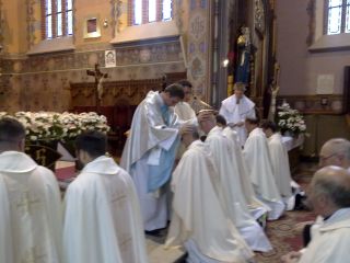 … następnie błogosławieństwo udzielane kapłanom…